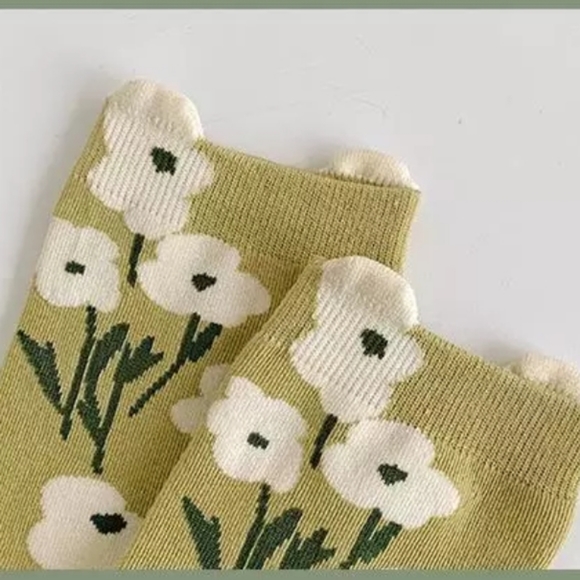 NEW NWOT FLOWER FLORAL SOCKS - Picture 3 of 4